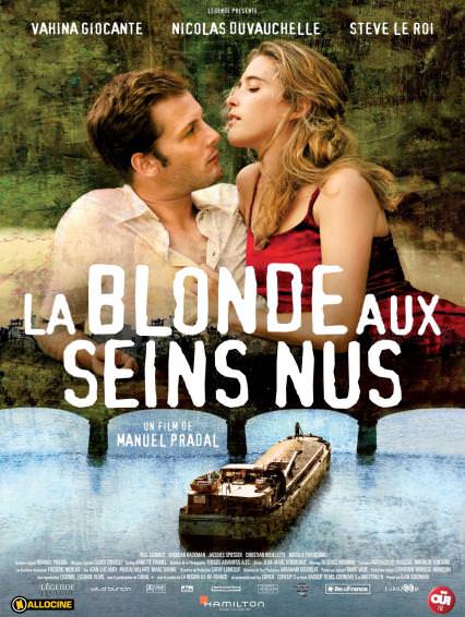 La blonde aux seins nus