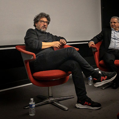 Photo de Radu Mihaileanu, réalisateur, auprès des étudiants en cinéma du CLCF